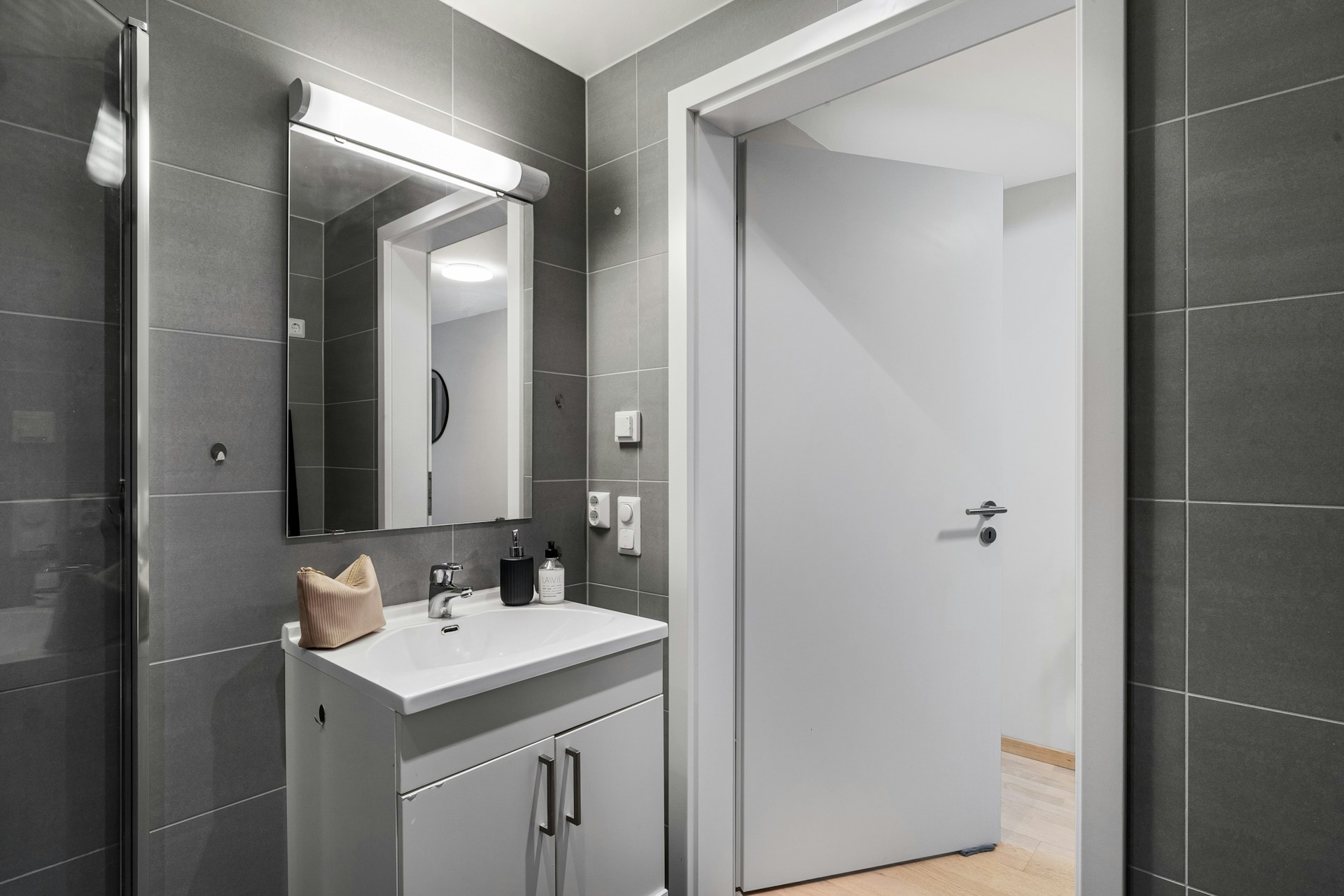Bathroom Remodel Ideas -White -Gray: How to Create a Calm, Modern Retreat at Home